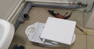 Установка напольного унитаза в мирном: монтаж под ключ от СантехДомМир от 5123 рублей.